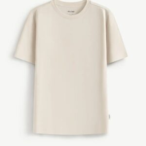 Affordable basic plain short-sleeved t-shirt. Fitted